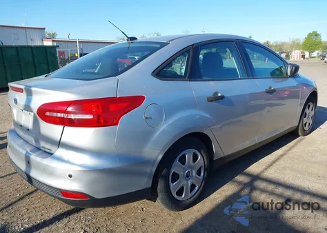 2016 Ford Focus S z USA, uszkodzony, nr VIN 1FADP3E26GL353009